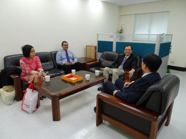 2015.11.10  Prof.Tirta N. Mursitama and Dr.Paramitaningrum visit DDIR